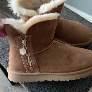 Ugg Size 9 Bailey zip bootie
